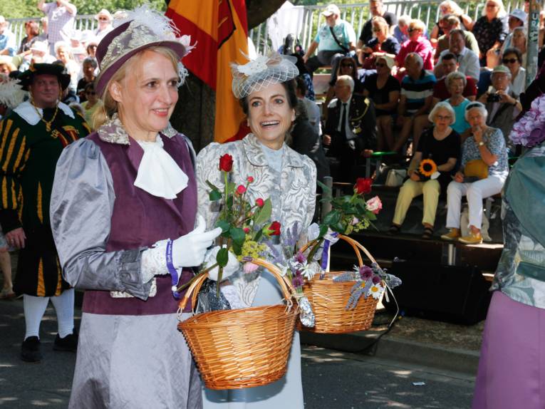 Menschen bei einem Festumzug.